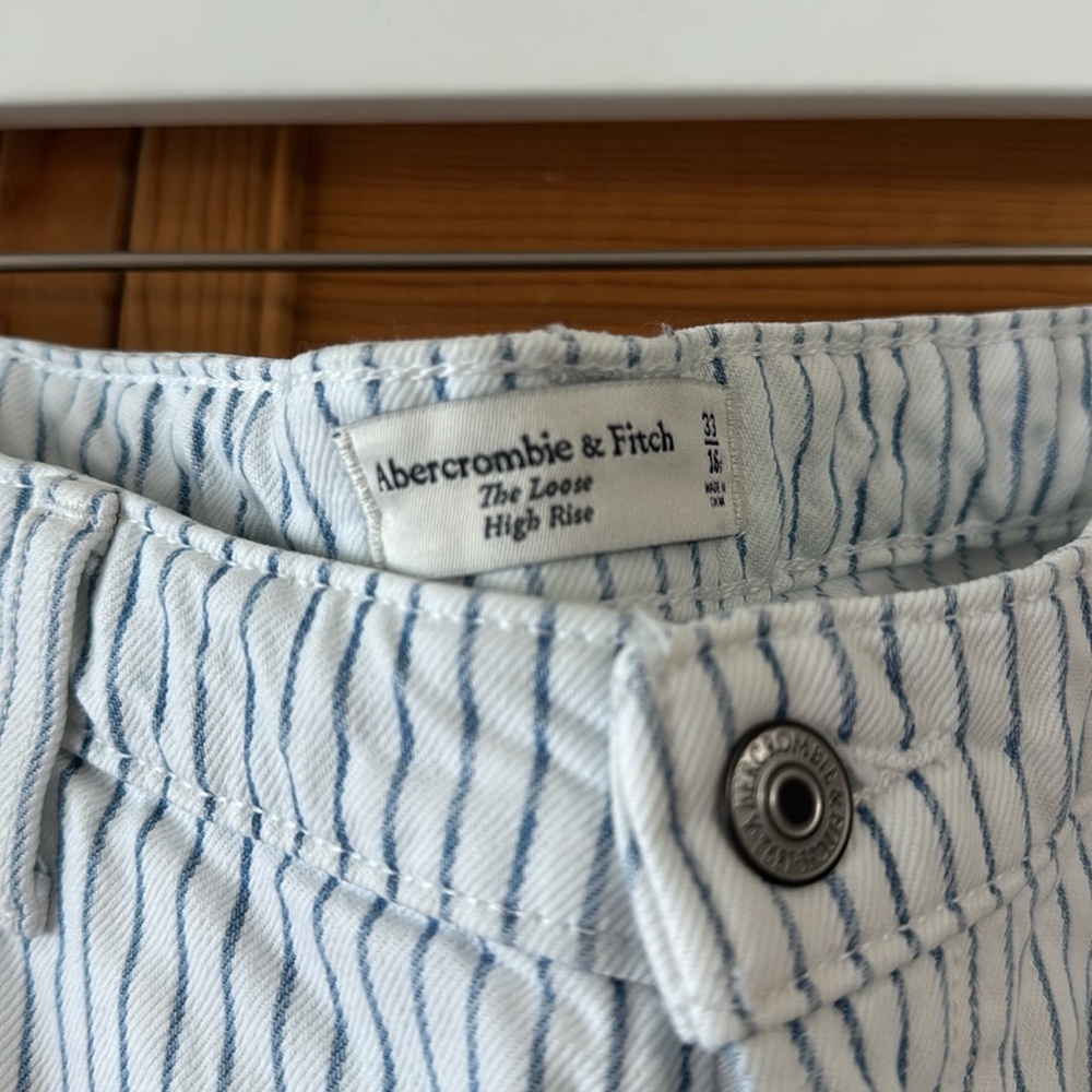 Abercrombie & Fitch Curve Love High Rise The Loose Jean SHORT - Picture 3 of 7